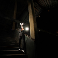 84_kowalski----kahn-auf-treppe.jpg
